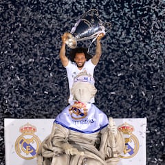 What is the difference in prize money between the Champions League and Europa League?