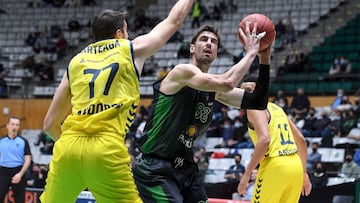 Ante Tomic, frente a V&iacute;ctor Arteaga durante el Joventut-MoraBanc Andorra de la Eurocup.