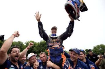 El piloto español Marc Coma del equipo Red Bull KTM Factory Rally celebra con su equipo la victoria en el Dakar 2015 al término de la última etapa de apenas 174 kilómetros entre Rosario y Buenos Aires. Coma (KTM) consiguió hoy su quinta corona del Dakar al finalizar primero en esta séptima edición sudamericana.