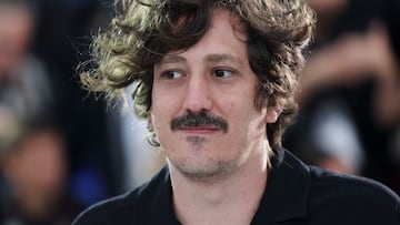 El cineasta colombiano Simón Mesa Soto ganó el Premio Especial del Jurado en Cannes 2025 con Un poeta, una tragicomedia filmada en Medellín sobre los sueños y fracasos de un poeta atrapado entre el alcohol y la violencia.