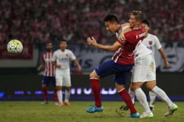 Fernando Torresy el defensa del Shanghái SIPG Guan He.