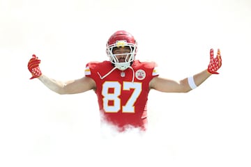 KANSAS CITY, MISSOURI - SEPTEMBER 15: Travis Kelce #87 of the Kansas City Chiefs takes to the field prior to the game against the Cincinnati Bengals at GEHA Field at Arrowhead Stadium on September 15, 2024 in Kansas City, Missouri.   Jamie Squire/Getty Images/AFP (Photo by JAMIE SQUIRE / GETTY IMAGES NORTH AMERICA / Getty Images via AFP)