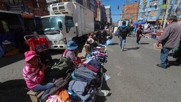 AME1002. EL ALTO (BOLIVIA), 19/05/2020.- Comerciantes ofrecen sus productos en una improvisada feria en una avenida este martes, en la ciudad de El Alto (Bolivia). Pese a que el Gobierno interino del país ha establecido una cuarentena hasta finales de mayo, en la ciudad de El Alto, categorizadas entre los municipios que deben cumplir esta medida en condiciones de riesgo elevado, Efe pudo constatar las constantes desobediencias al aislamiento, mientras la nación reporta 174 muertes y 4.263 contagios de coronavirus. EFE/ Martin Alipaz