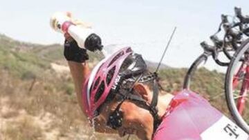 <b>DUCHAS EN CARRERA. </b>El manchego Sevilla se refresca durante la etapa de ayer camino de Puertollano.