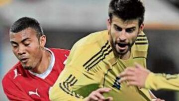 <b>INCÓMODO. </b>Piqué, presionado por Vonlanthen, representa el sentir de la Sub-21 anoche en Suiza.