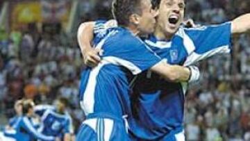 <b>DE INFARTO. </b>Tsiartas y Fyssas celebran el gol de plata de Dellas que dio el pase a la final a Grecia. Mañana, los helenos se miden a Portugal.