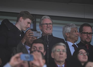 Keir Starmer, primer ministro del Reino Unido desde el 5 de julio de 2024 y líder del Partido Laborista, en la grada del Emirates Stadium.