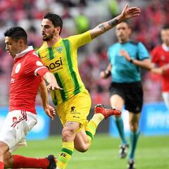 Raúl Jiménez dio asistencia en derrota del Benfica