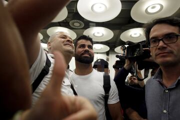 Locura por Diego Costa en su llegada a Madrid