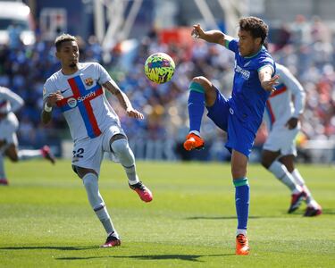 El jugador español del Getafe, Luis Milla, pelea un balón con el jugador brasileño del Barça, Raphinha, durante el partido de hoy. 
 