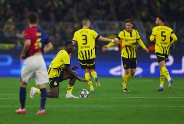 Los futbolistas del Borussia Dortmund celebran el gol de Guirassy mientras este coloca el balón en el punto de saque de centro del campo.