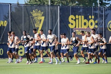 La plantilla del Cádiz en un entrenamiento matinal en la Ciudad Deportiva Bahía de Cádiz.