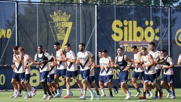 La plantilla del Cádiz en un entrenamiento matinal en la Ciudad Deportiva Bahía de Cádiz.