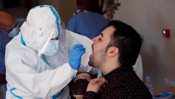 GRAF8233. O INCIO (LUGO), 01/09/2020.- Sanitarios realizan pruebas PCR a los vecinos de O Incio, en Lugo, este martes. La residencia de mayores de O Incio, en Lugo, ha sido la primera en ser intervenida en España una vez superado el confinamiento estricto pero el importante brote registrado en este geriátrico, con víctimas mortales, ha sido el desencadenante de un cribado que este martes comienza para ver el alcance de contagio. EFE/Eliseo Trigo