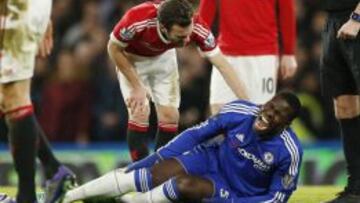 Kurt Zouma, se duele en el c&eacute;sped.