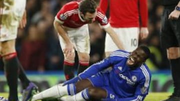 Kurt Zouma, se duele en el c&eacute;sped.