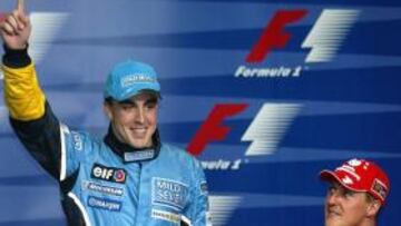 <b>EXULTANTE. </b>Un Alonso feliz es observado por Schumacher.