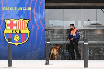 Los Mossos d'Esquadra están registrando las oficinas del FC Barcelona por orden de la Juez en el marco de la investigación del 'Barçagate'.