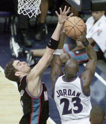 Michael Jordan ataca frente a Pau Gasol, en un Grizzlies-Wizards.
