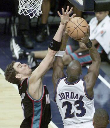 Gasol: "Hubiera sido dif¨ªcil jugar con Jordan, lo s¨¦ por Kobe"