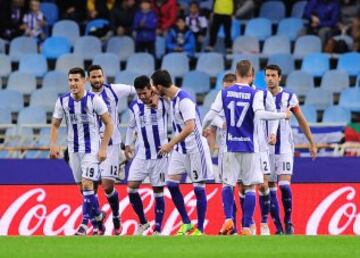 Carlos Vela marca de penalti.