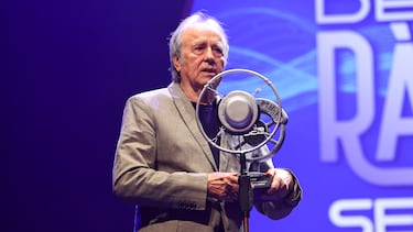 Joan Manuel Serrat, emocionado, recibe el Premio de Honor de Ràdio Barcelona en una gala que también celebró su vínculo histórico con la emisora.