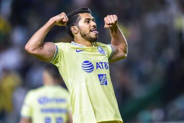 Henry Martín celebra el segundo gol del América en contra de Juárez.