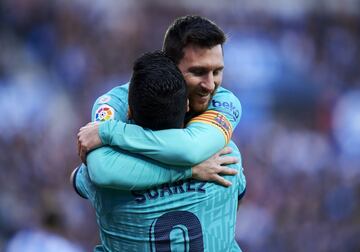 Real Sociedad 1-2 Barcelona | Perfecto pase de Busquets para Messi a la espalda de la defensa que le dejó solo ante Remiro, pero cedió la pelota a Suárez para que la empuje a placer.