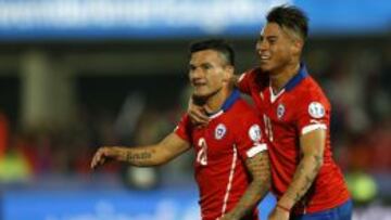 Charles Aránguiz y Eduardo Vargas festejan en la Roja.