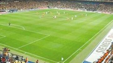 <b>AMBIENTE DE GALA. </b>Los malos resultados no han echado para atrás al público del Bernabéu.