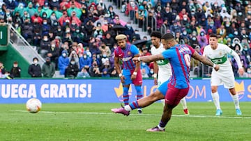 ELCHE, SPAIN - MARCH 06: Memphis Depay of FC Barcelona scoring his team&#039;s second goal during the LaLiga Santander match between Elche CF and FC Barcelona at Estadio Manuel Martinez Valero on March 06, 2022 in Elche, Spain. (Photo by Aitor Alcalde/Get