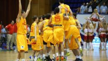 Los cadetes de España celebran el pase a la final.