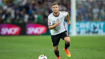 El Campeón del Mundo en Brasil 2014, volverá a otro Mundial con la selección alemana, pero Mustafi a pesar de haber nacido Alemania, también pudo inclinarse por otra selección, esta es la de Albania, puesto que toda su familia es de ese país.