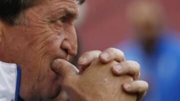 El entrenador de Universidad Catolica Julio Cesar Falcioni mira durante el partido contra Barnechea por primera division en el estadio Santa Laura.
