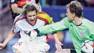 <b>VETERANÍA. </b>Lehman impide con fuerza el paso de Capel, que se lamenta por no poder llegar al balón.