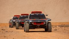 Los Audi de Carlos Sainz, Mattias Ekstrom y Peterhansel se preparan durante el pasado Rally de Marruecos.