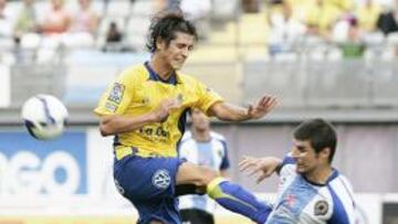 <b>PARIDAD. </b>Pablo Sánchez porfía por un balón dividido con César, que se anticipa al corte.