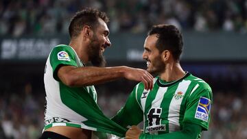 Borja Iglesias y Juanmi celebran el segundo gol del Betis en el Benito Villamarín. AFP