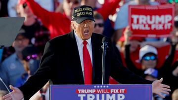 Republican presidential nominee and former U.S. President Donald Trump gestures as he speaks during his rally in Kinston, North Carolina, U.S., November 3, 2024.REUTERS/Jonathan Drake