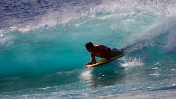 Un bodyboarder se desliza por una ola en el campeonato del mundo de bodyboard. 