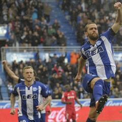 Los goles de Laguardia y Munir dejan al Alavés casi en Primera