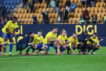 El Cádiz sabe sufrir y vuelve al playoff