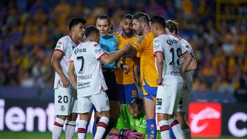 Nahuel Guzman of Tigres during the 16th round match between Tigres UANL and Toluca as part of the Liga BBVA MX, Torneo Apertura 2024 at Universitario Stadium on November 06, 2024 in Monterrey, Nuevo Leon, Mexico.