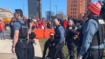 Los menores enfrentan cargos relacionados con armas y resistencia al arresto tras los sucedido en el desfile de celebración de los Chiefs.