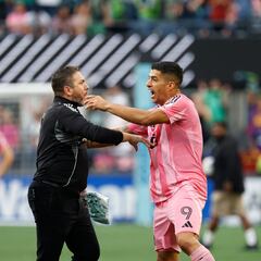 Tim Howard carga contra Luis Suárez por su escupitajo: “Que siga haciendo esas cosas me parece una locura”