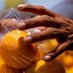 Why are oranges and tangerines sold in a red mesh bag?