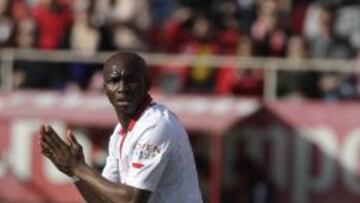 Stephane Mbia vuelve al Sevilla y firma por una temporada