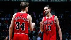 Joakim Noah y Mike Dunleavy (Chicago Bulls).