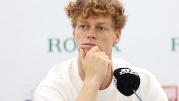 Jannik Sinner atiende a los medios de comunicación en Shanghái.