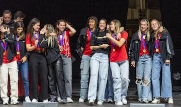 Las jugadoras disfrutaron de la actuación de Elena Farga en el Palacio de Vistalegre, donde cantó su tema, ‘Está por venir’que ya es un lema para este equipo.
 